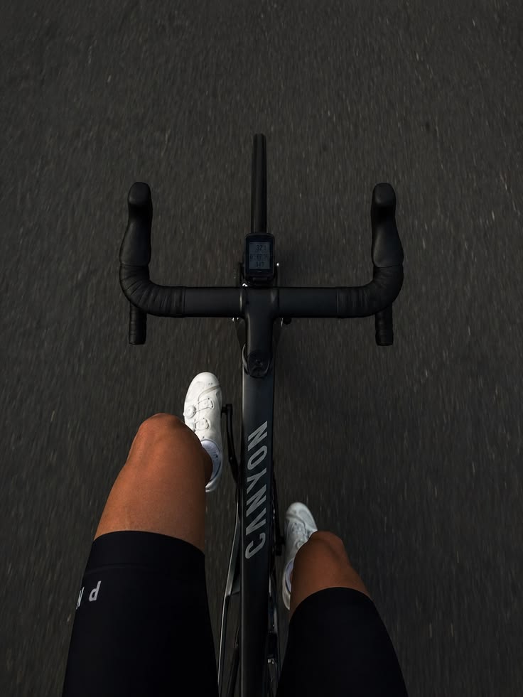 Ciclismo de estrada em vista subjectiva do guiador