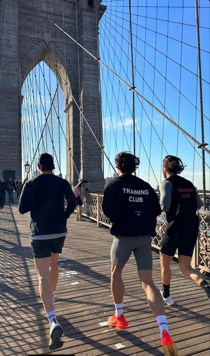 Grupo de amigos a correr juntos em clube de treino
