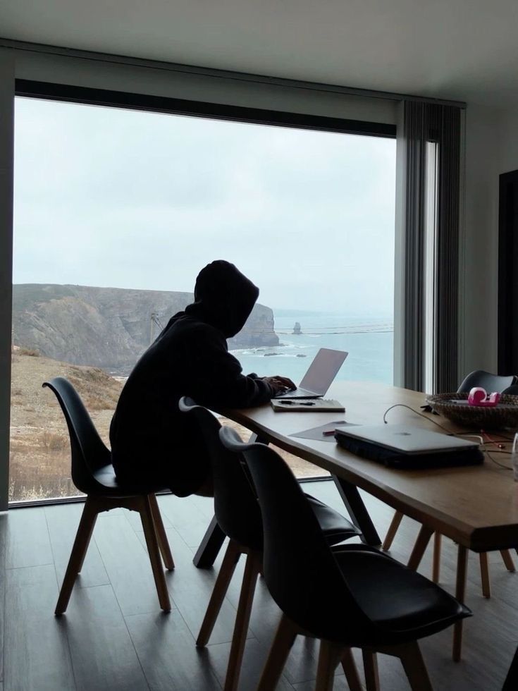 Sessão de foco a trabalhar com vista para o mar