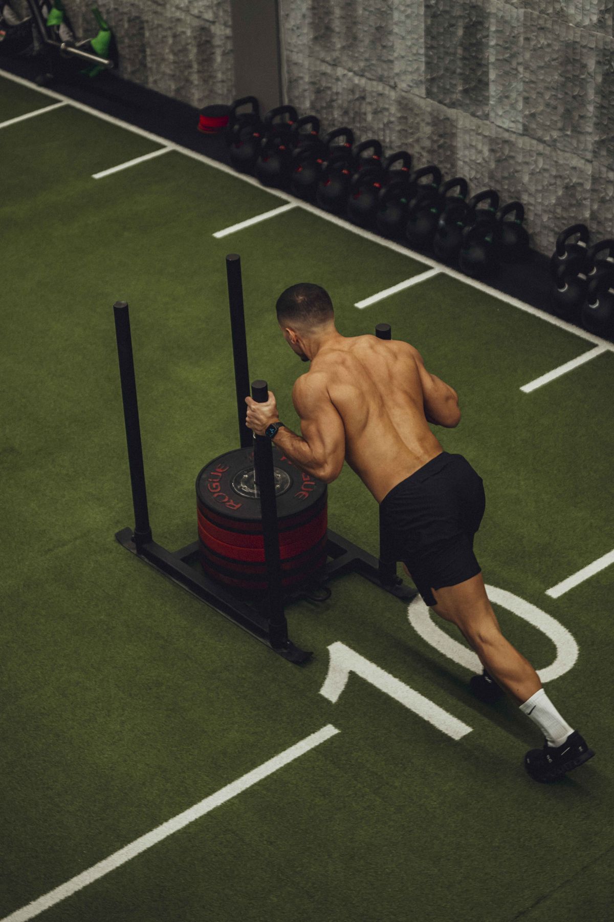 Treino funcional a empurrar um sled com peso