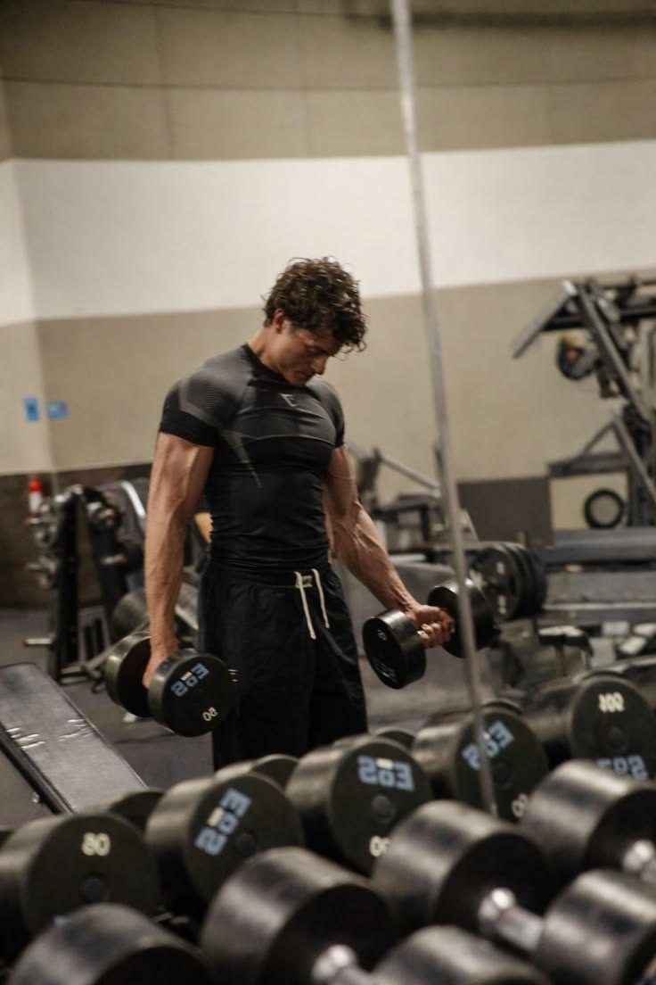 Treino de musculação no ginásio