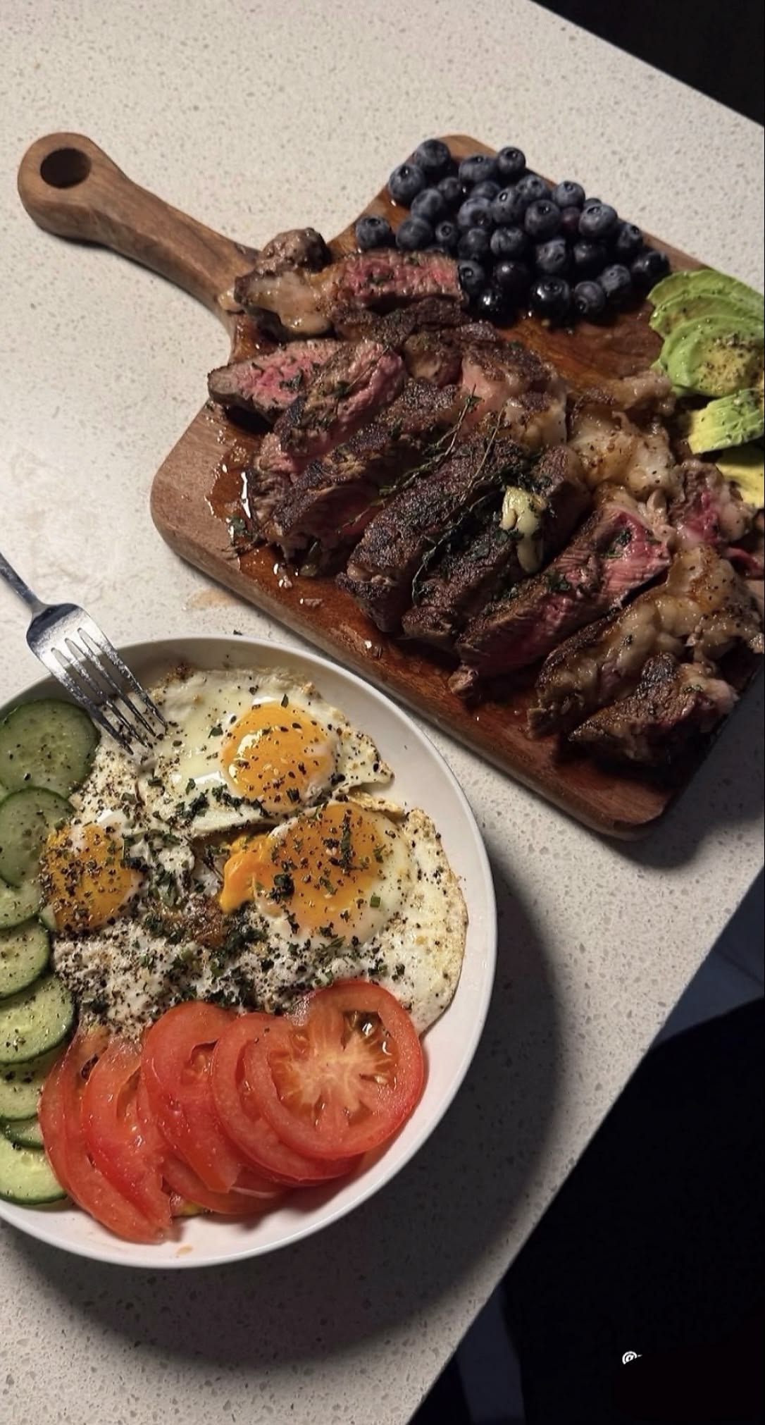Refeição saudável — bife, ovos e vegetais frescos