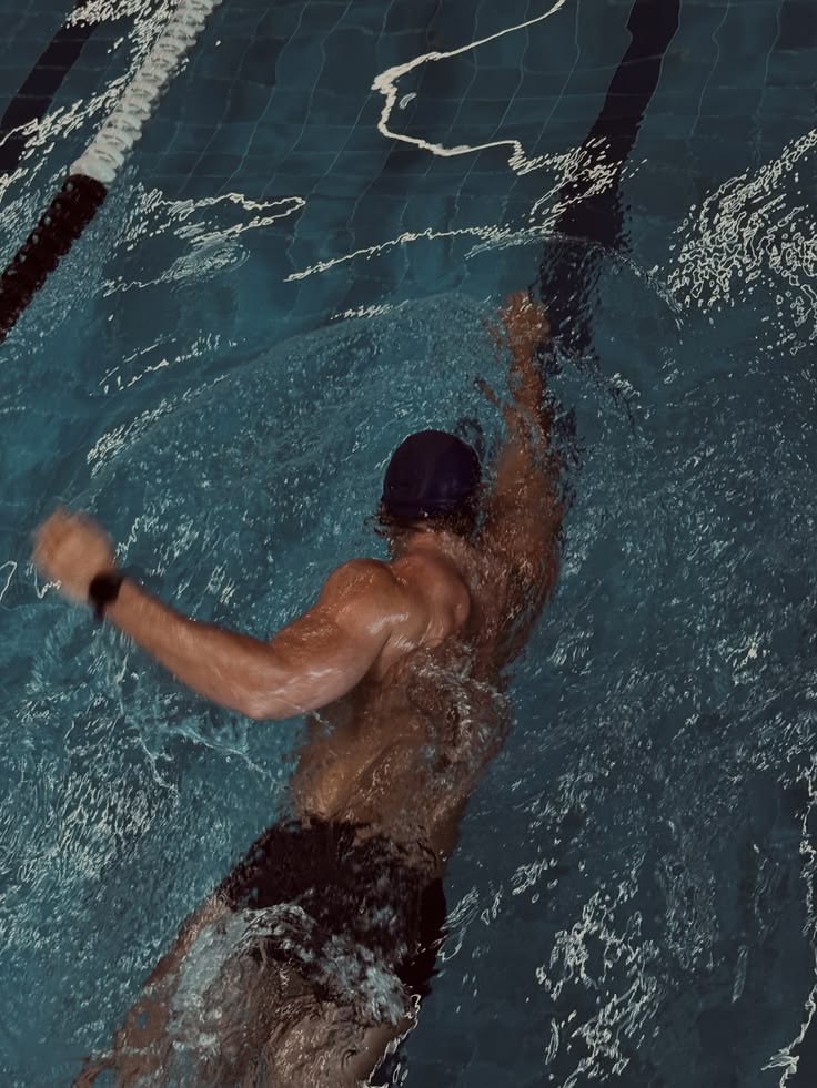 Natação em piscina, estilo livre